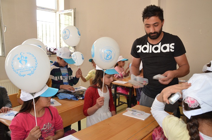 Hakkari 'Mobil Gençlik Merkezi' sınırdaki çocukları sevindirdi 3