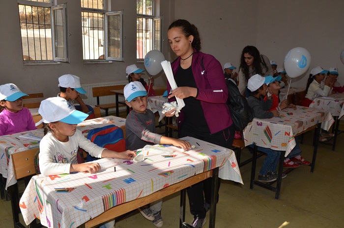 Hakkari 'Mobil Gençlik Merkezi' sınırdaki çocukları sevindirdi 4