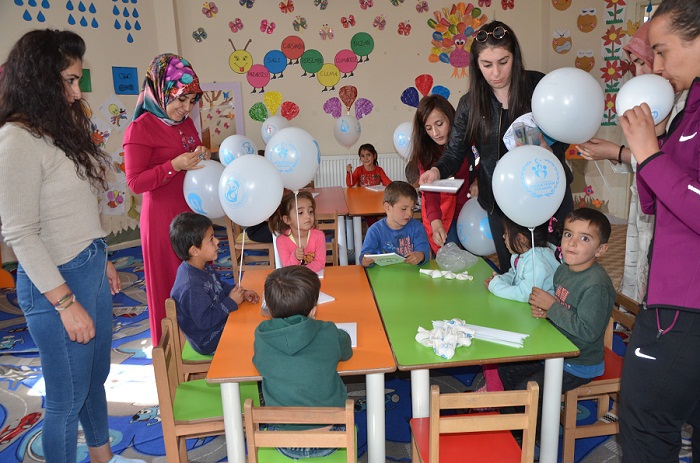 Hakkari 'Mobil Gençlik Merkezi' sınırdaki çocukları sevindirdi 5