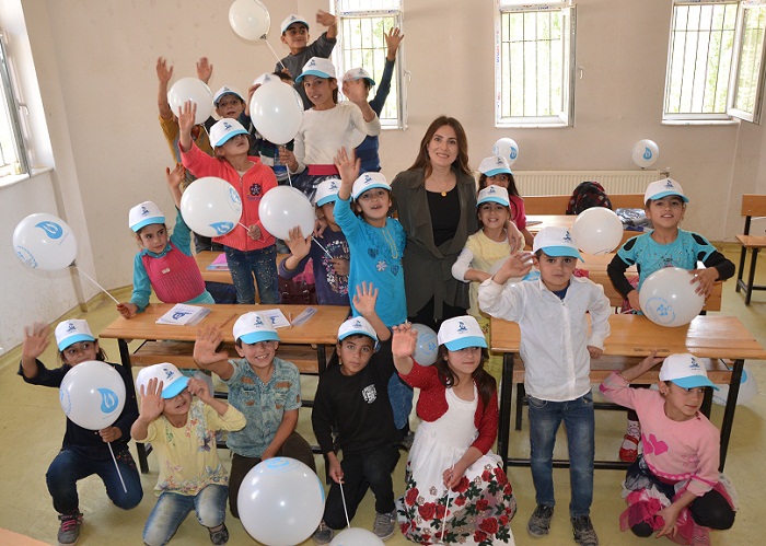 Hakkari 'Mobil Gençlik Merkezi' sınırdaki çocukları sevindirdi 7
