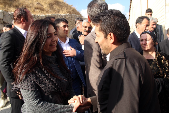 HDP Hakkari Milletvekili Akdoğan dünya evine girdi 40