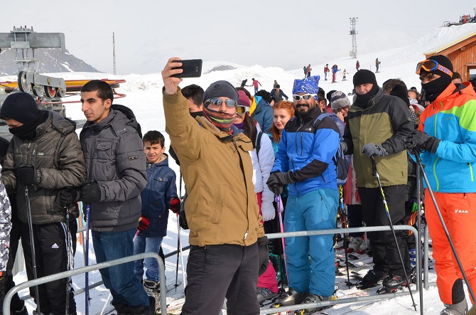 Hakkarili kayak severlerin şebeke çilesi 17