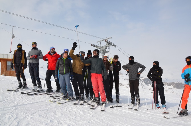 Hakkarili kayak severlerin şebeke çilesi 19