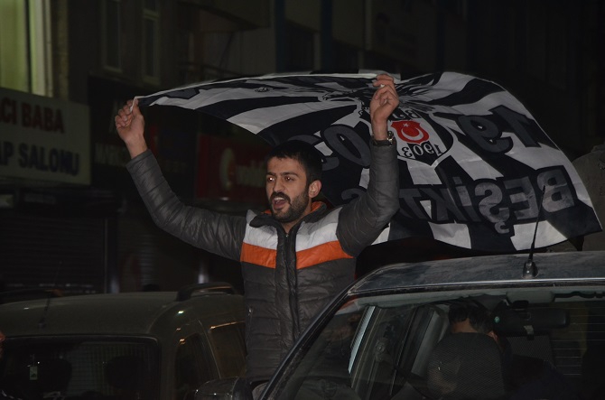 Hakkari’de Beşiktaş taraftarı sokağa döküldü 11