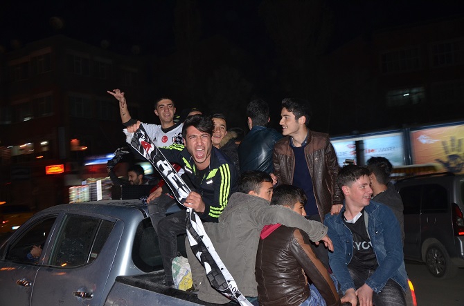 Hakkari’de Beşiktaş taraftarı sokağa döküldü 4