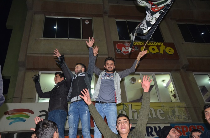 Hakkari’de Beşiktaş taraftarı sokağa döküldü 8