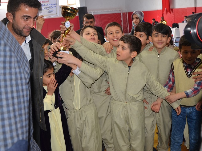 Hakkari'de Folklor yarışması 12