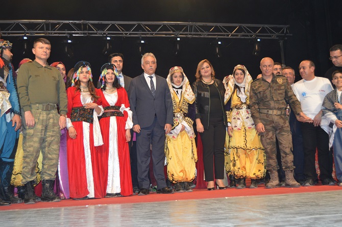 Hakkari'de Kültürlerin Dansı ile Reng-i programına yoğun ilgi 10