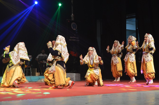 Hakkari'de Kültürlerin Dansı ile Reng-i programına yoğun ilgi 11