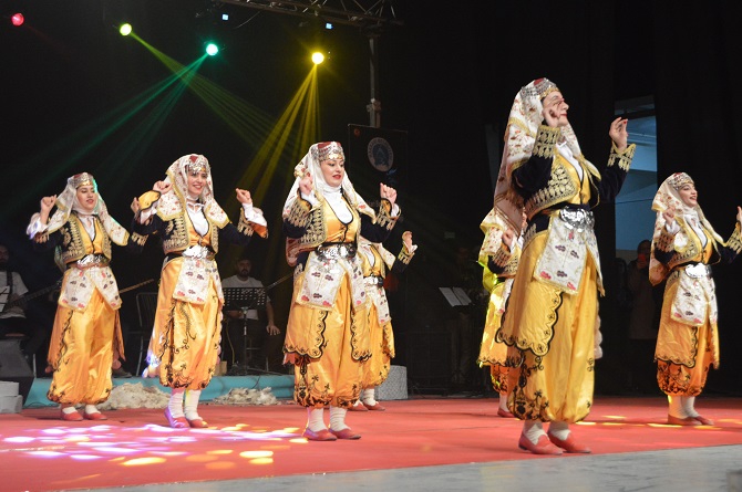 Hakkari'de Kültürlerin Dansı ile Reng-i programına yoğun ilgi 12