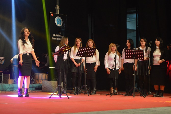 Hakkari'de Kültürlerin Dansı ile Reng-i programına yoğun ilgi 13
