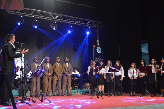 Hakkari'de Kültürlerin Dansı ile Reng-i programına yoğun ilgi 15