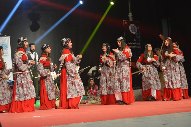 Hakkari'de Kültürlerin Dansı ile Reng-i programına yoğun ilgi 16