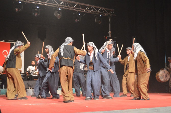 Hakkari'de Kültürlerin Dansı ile Reng-i programına yoğun ilgi 17