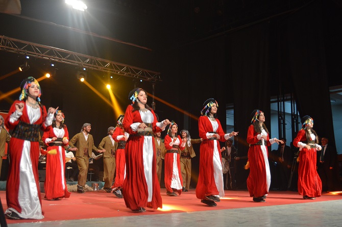 Hakkari'de Kültürlerin Dansı ile Reng-i programına yoğun ilgi 18