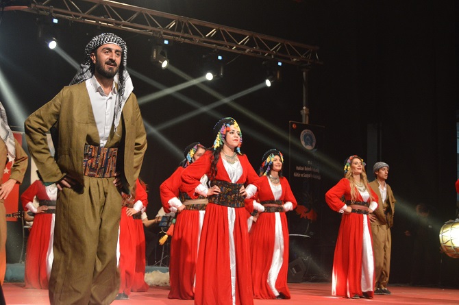Hakkari'de Kültürlerin Dansı ile Reng-i programına yoğun ilgi 19
