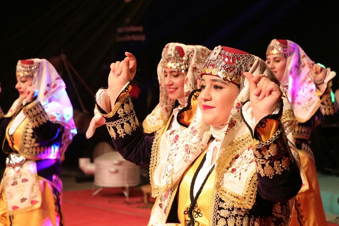 Hakkari'de Kültürlerin Dansı ile Reng-i programına yoğun ilgi 25