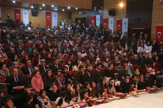 Hakkari'de Kültürlerin Dansı ile Reng-i programına yoğun ilgi 26