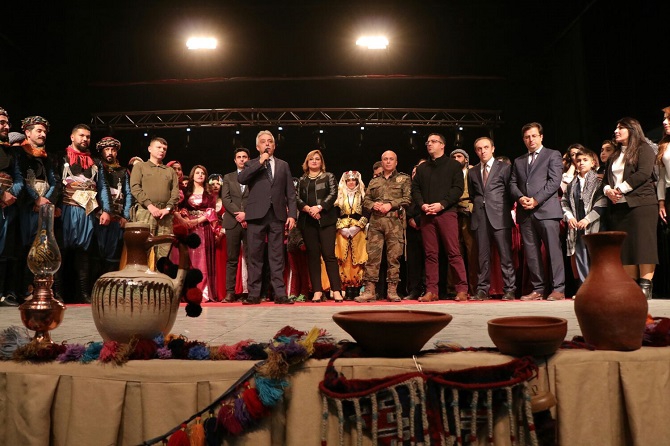 Hakkari'de Kültürlerin Dansı ile Reng-i programına yoğun ilgi 27