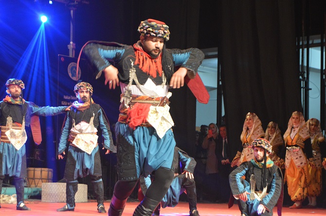 Hakkari'de Kültürlerin Dansı ile Reng-i programına yoğun ilgi 8