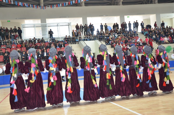 Hakkari'de halk oyunları yarışması düzenlendi 1