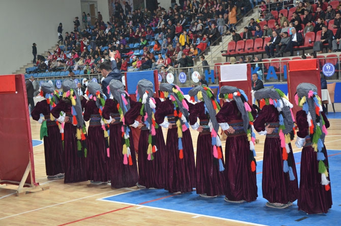 Hakkari'de halk oyunları yarışması düzenlendi 10