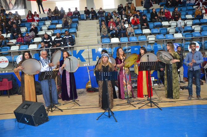 Hakkari'de halk oyunları yarışması düzenlendi 11