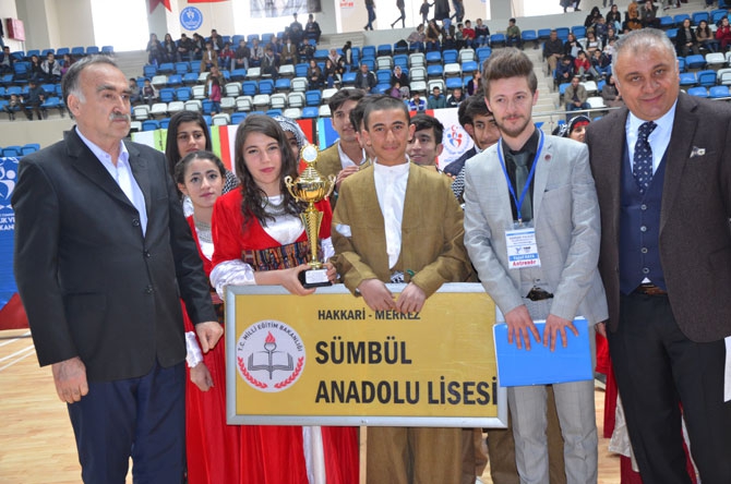 Hakkari'de halk oyunları yarışması düzenlendi 12