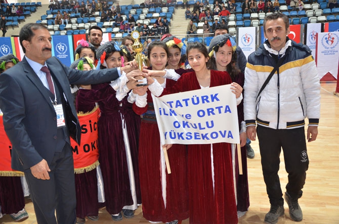 Hakkari'de halk oyunları yarışması düzenlendi 13