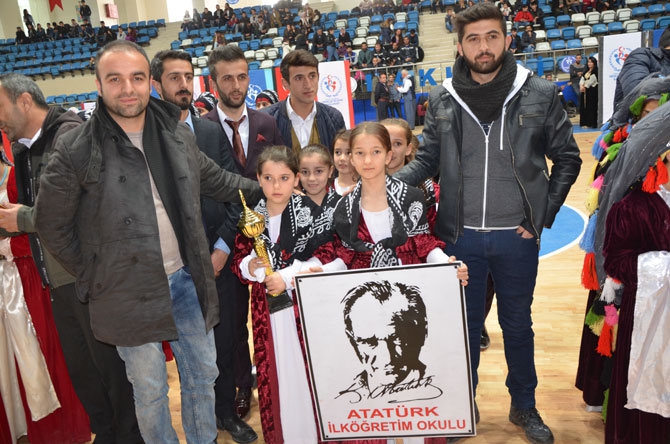 Hakkari'de halk oyunları yarışması düzenlendi 14