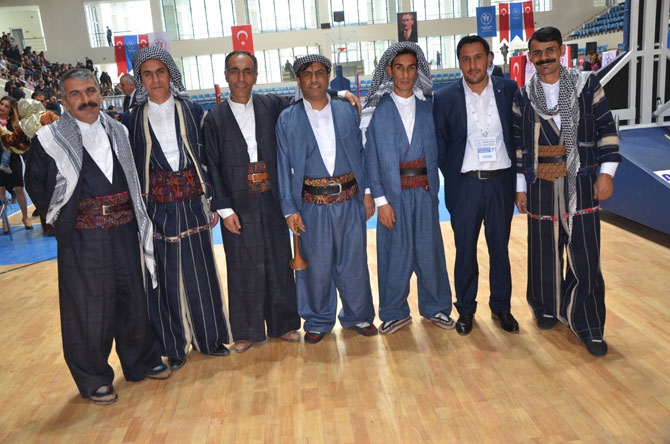 Hakkari'de halk oyunları yarışması düzenlendi 15