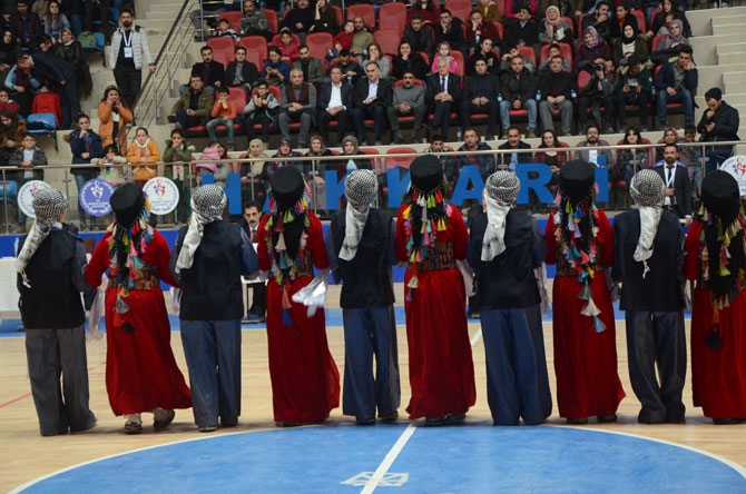 Hakkari'de halk oyunları yarışması düzenlendi 16