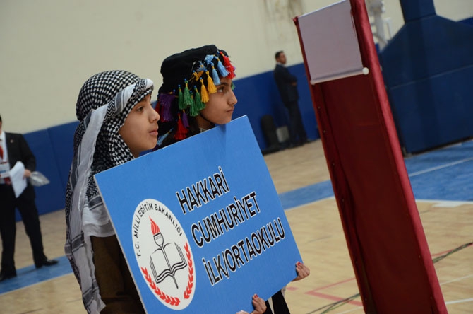 Hakkari'de halk oyunları yarışması düzenlendi 17