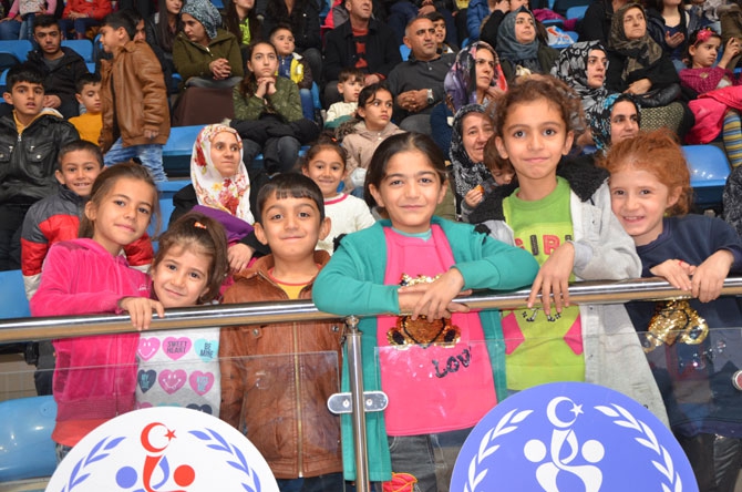 Hakkari'de halk oyunları yarışması düzenlendi 18