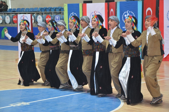 Hakkari'de halk oyunları yarışması düzenlendi 19
