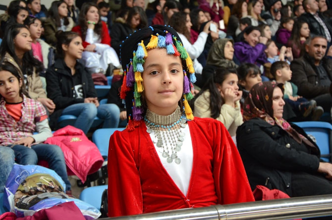 Hakkari'de halk oyunları yarışması düzenlendi 2