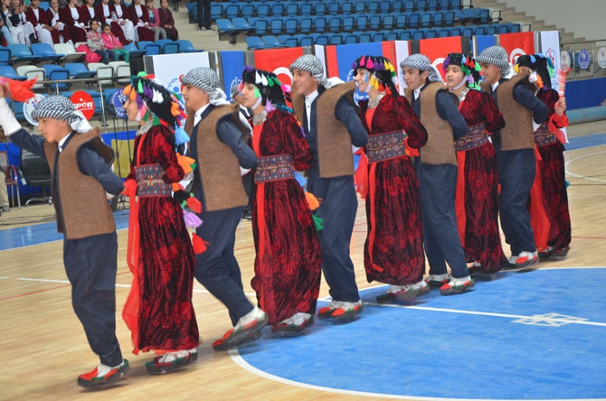 Hakkari'de halk oyunları yarışması düzenlendi 22