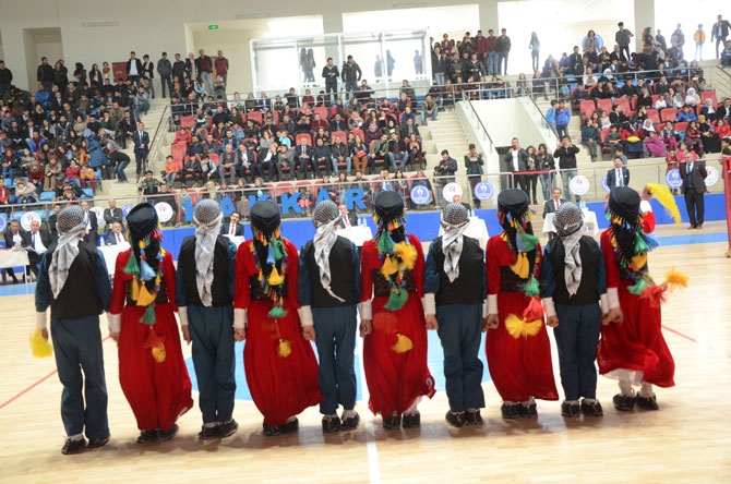 Hakkari'de halk oyunları yarışması düzenlendi 23
