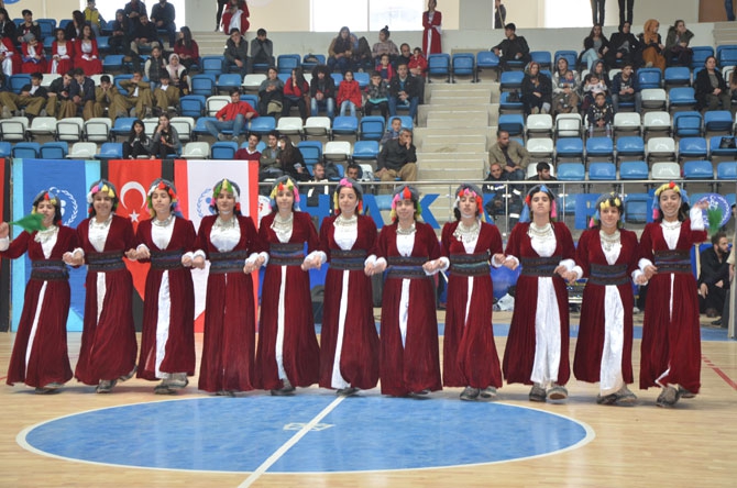 Hakkari'de halk oyunları yarışması düzenlendi 24