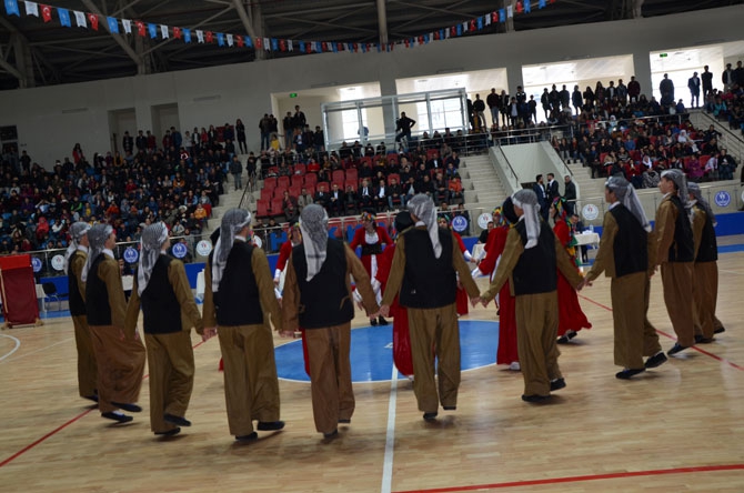 Hakkari'de halk oyunları yarışması düzenlendi 3