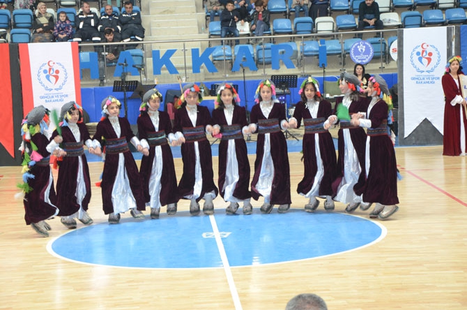 Hakkari'de halk oyunları yarışması düzenlendi 4