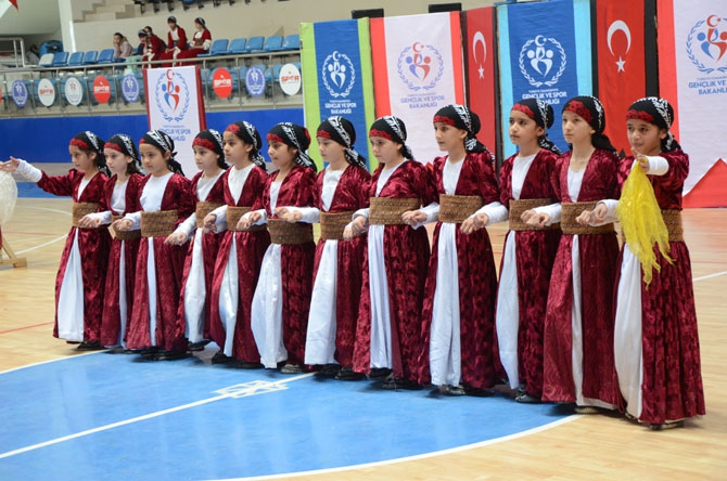 Hakkari'de halk oyunları yarışması düzenlendi 5