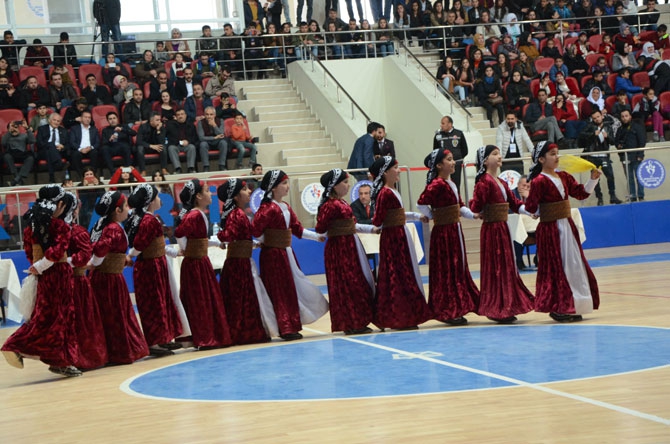 Hakkari'de halk oyunları yarışması düzenlendi 6