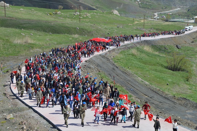 Hakkari’de Öğrenciler 23 Nisan kapsamında Tugay komutanlığını gezdiler 1