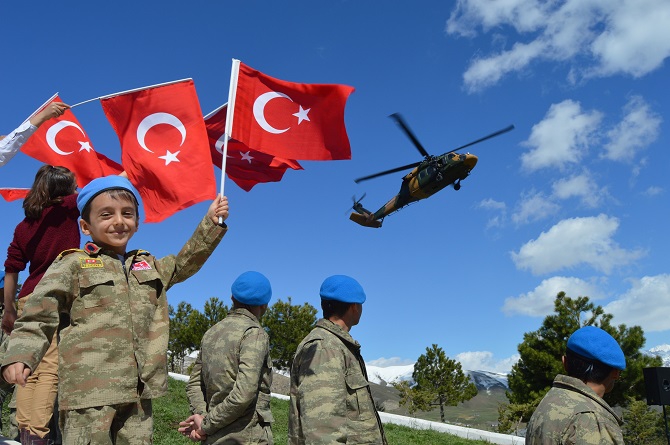 Hakkari’de Öğrenciler 23 Nisan kapsamında Tugay komutanlığını gezdiler 11