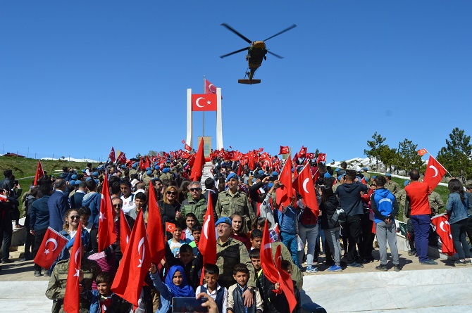 Hakkari’de Öğrenciler 23 Nisan kapsamında Tugay komutanlığını gezdiler 12