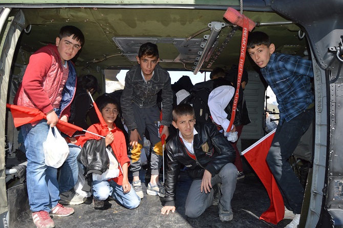 Hakkari’de Öğrenciler 23 Nisan kapsamında Tugay komutanlığını gezdiler 14