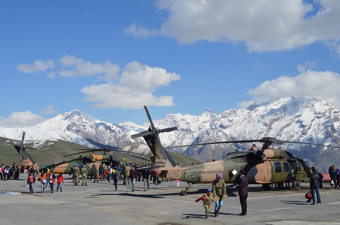 Hakkari’de Öğrenciler 23 Nisan kapsamında Tugay komutanlığını gezdiler 15