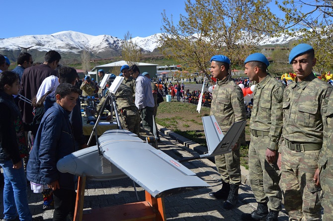 Hakkari’de Öğrenciler 23 Nisan kapsamında Tugay komutanlığını gezdiler 16