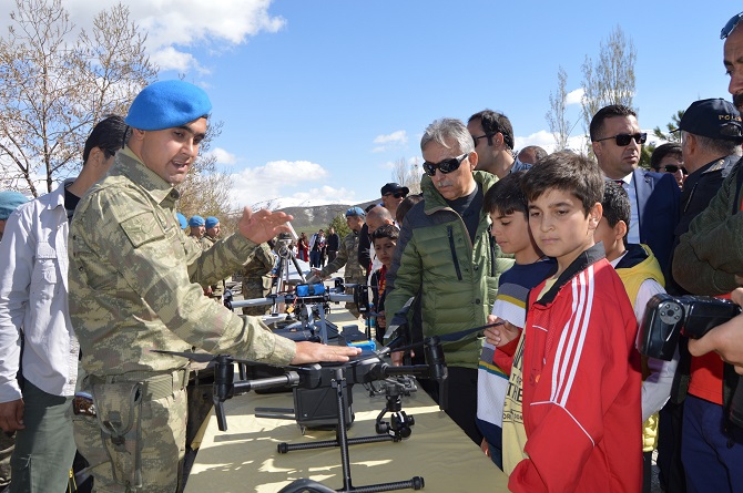 Hakkari’de Öğrenciler 23 Nisan kapsamında Tugay komutanlığını gezdiler 17